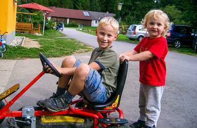 Spieleparadies mit KInderfahrzeugen